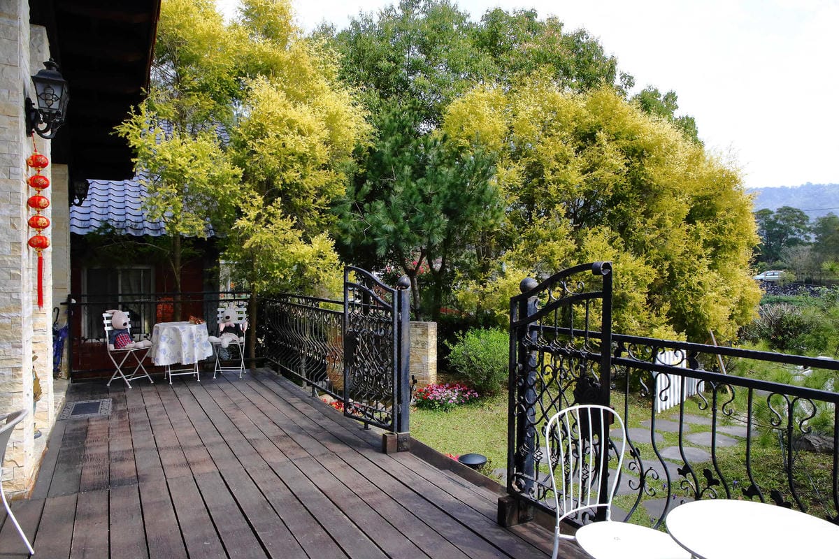 【食。苗栗】青松自在〜苗栗景觀餐廳。庭院×草皮×沙坑，適合遛孩子及毛小孩，有溫度家庭溫馨感的咖啡廳