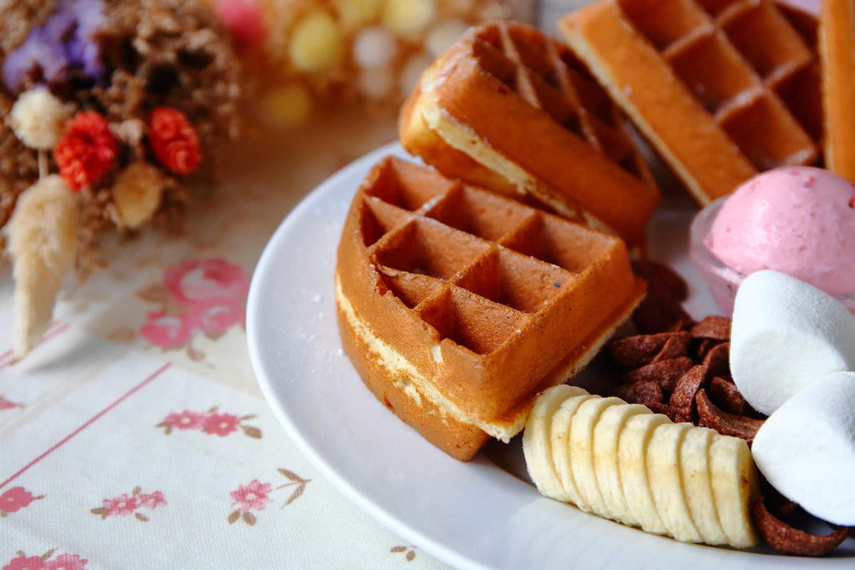 【食。苗栗】青松自在〜苗栗景觀餐廳。庭院×草皮×沙坑，適合遛孩子及毛小孩，有溫度家庭溫馨感的咖啡廳
