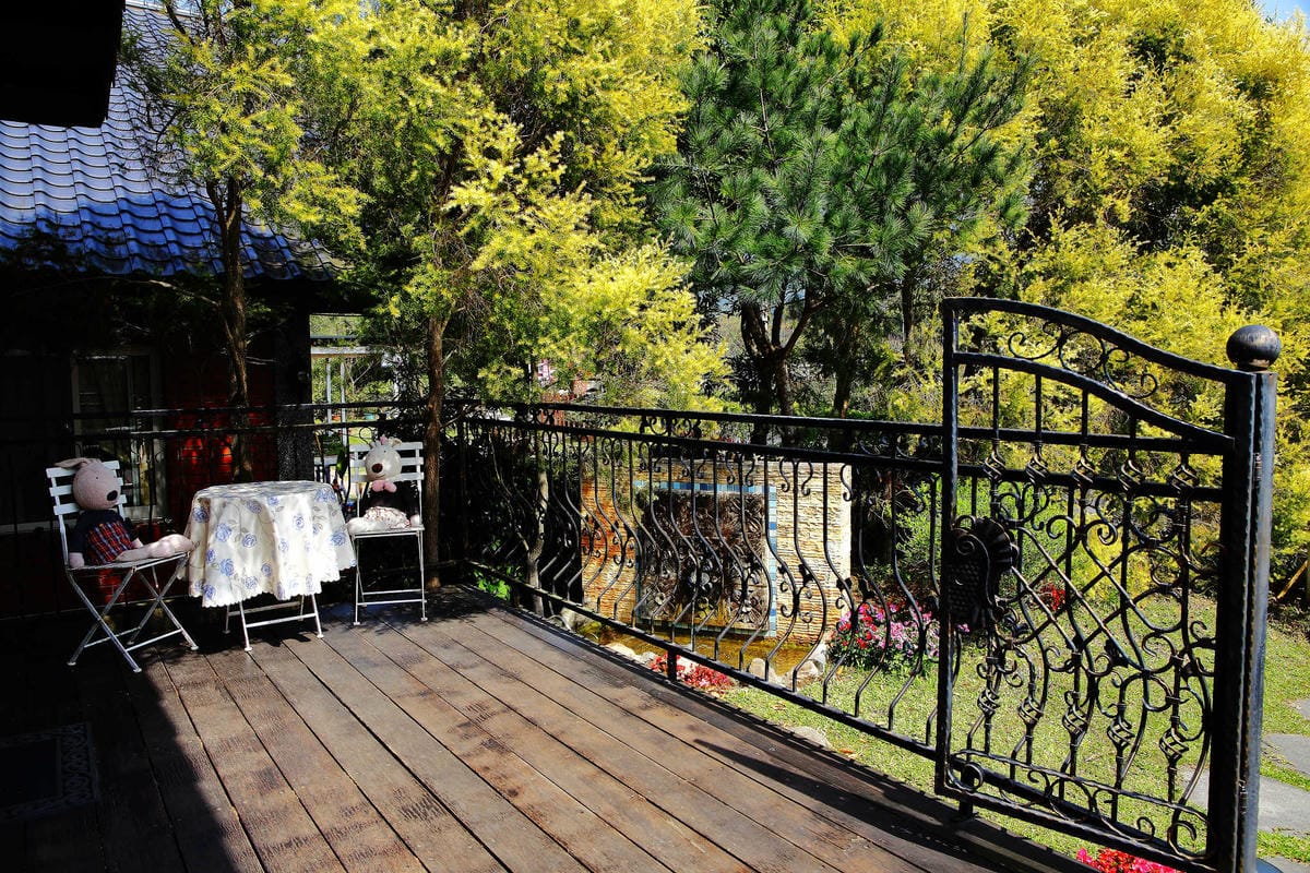 【食。苗栗】青松自在〜苗栗景觀餐廳。庭院×草皮×沙坑，適合遛孩子及毛小孩，有溫度家庭溫馨感的咖啡廳