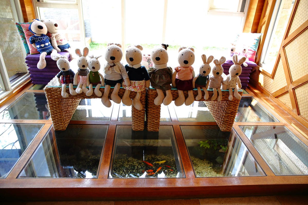 【食。苗栗】青松自在〜苗栗景觀餐廳。庭院×草皮×沙坑，適合遛孩子及毛小孩，有溫度家庭溫馨感的咖啡廳