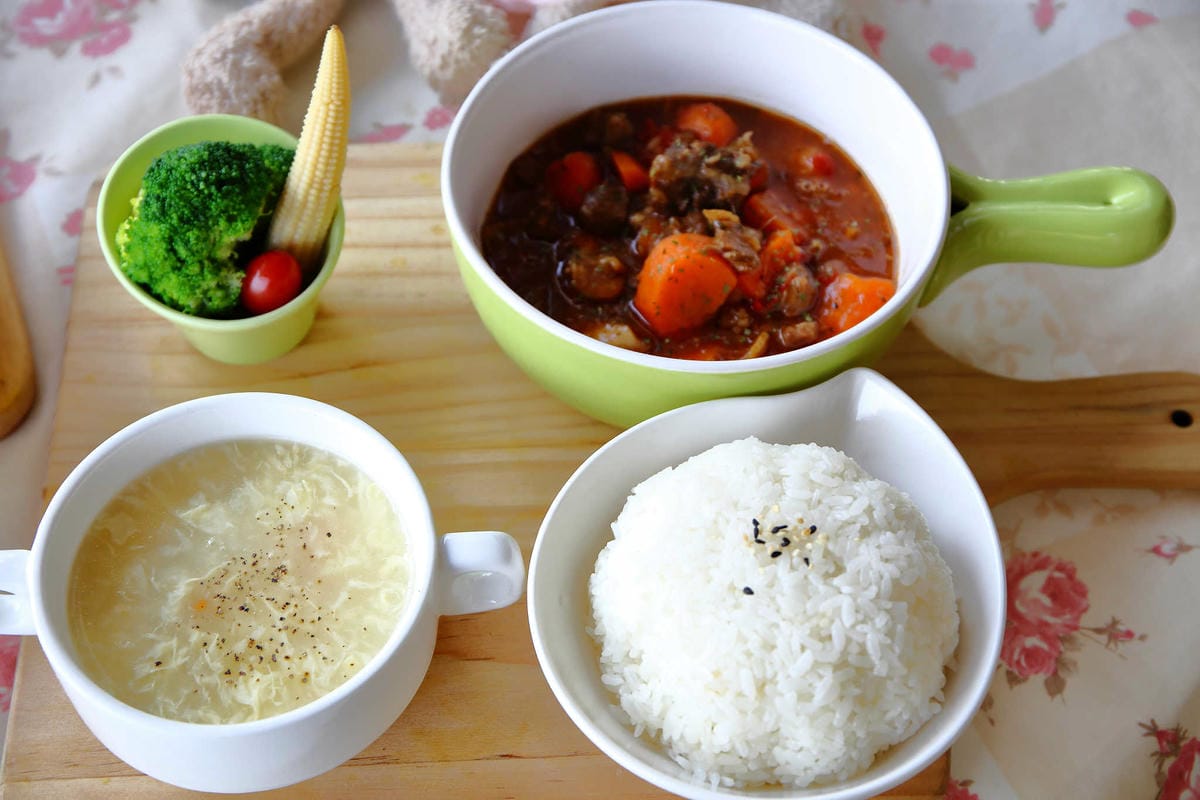 【食。苗栗】青松自在〜苗栗景觀餐廳。庭院×草皮×沙坑，適合遛孩子及毛小孩，有溫度家庭溫馨感的咖啡廳