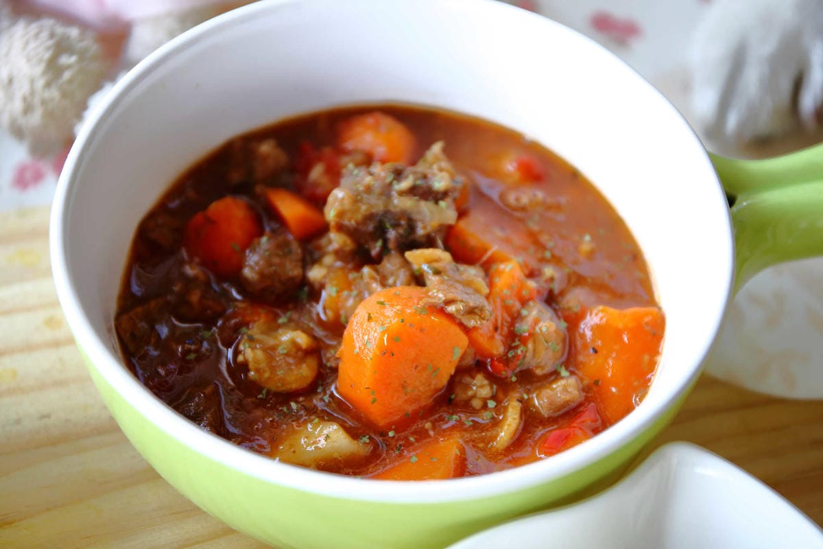 【食。苗栗】青松自在〜苗栗景觀餐廳。庭院×草皮×沙坑，適合遛孩子及毛小孩，有溫度家庭溫馨感的咖啡廳