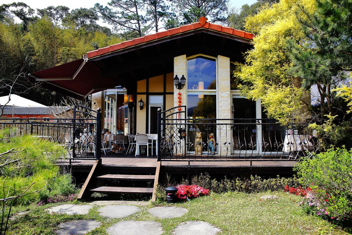 【食。苗栗】青松自在〜苗栗景觀餐廳。庭院×草皮×沙坑，適合遛孩子及毛小孩，有溫度家庭溫馨感的咖啡廳