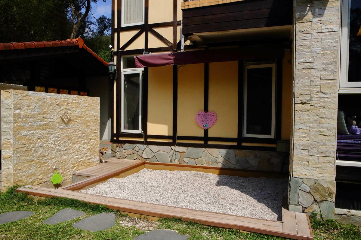 【食。苗栗】青松自在〜苗栗景觀餐廳。庭院×草皮×沙坑，適合遛孩子及毛小孩，有溫度家庭溫馨感的咖啡廳