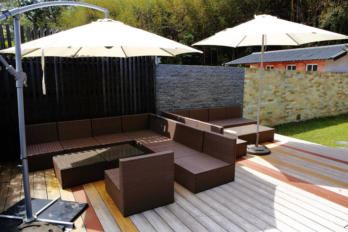 【食。苗栗】青松自在〜苗栗景觀餐廳。庭院×草皮×沙坑，適合遛孩子及毛小孩，有溫度家庭溫馨感的咖啡廳