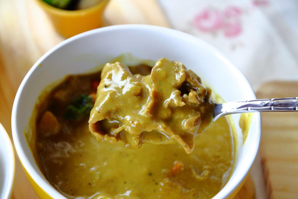 【食。苗栗】青松自在〜苗栗景觀餐廳。庭院×草皮×沙坑，適合遛孩子及毛小孩，有溫度家庭溫馨感的咖啡廳