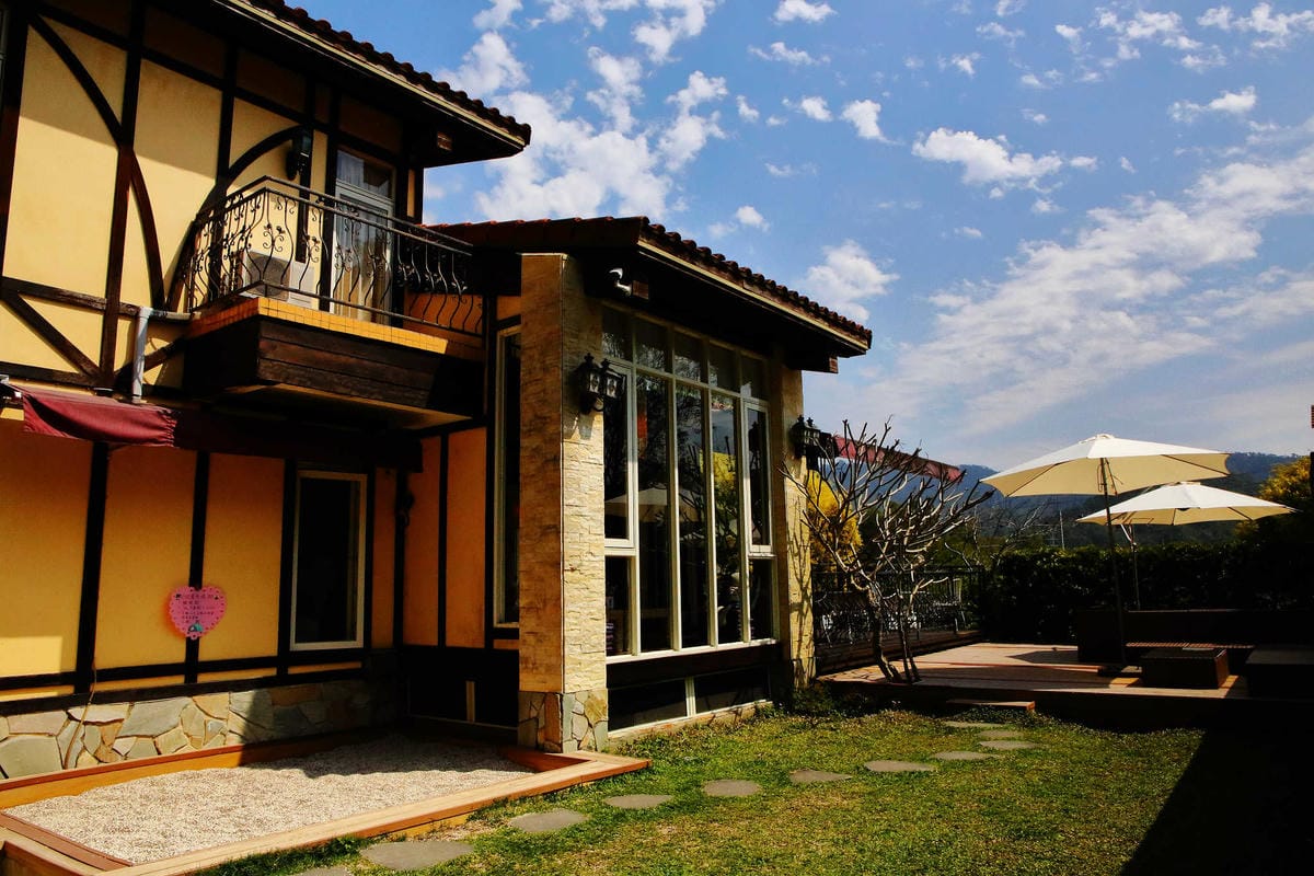 【食。苗栗】青松自在〜苗栗景觀餐廳。庭院×草皮×沙坑，適合遛孩子及毛小孩，有溫度家庭溫馨感的咖啡廳