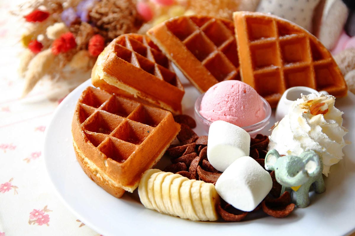 【食。苗栗】青松自在〜苗栗景觀餐廳。庭院×草皮×沙坑，適合遛孩子及毛小孩，有溫度家庭溫馨感的咖啡廳