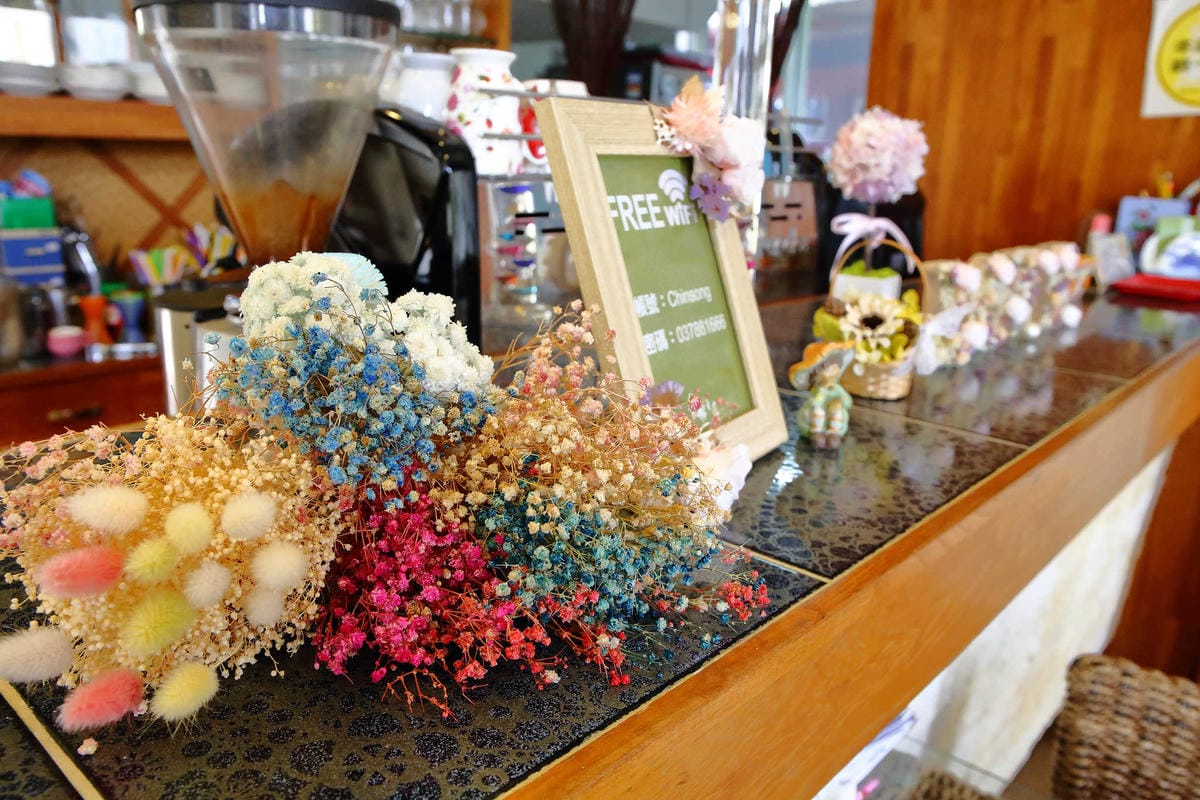 【食。苗栗】青松自在〜苗栗景觀餐廳。庭院×草皮×沙坑，適合遛孩子及毛小孩，有溫度家庭溫馨感的咖啡廳