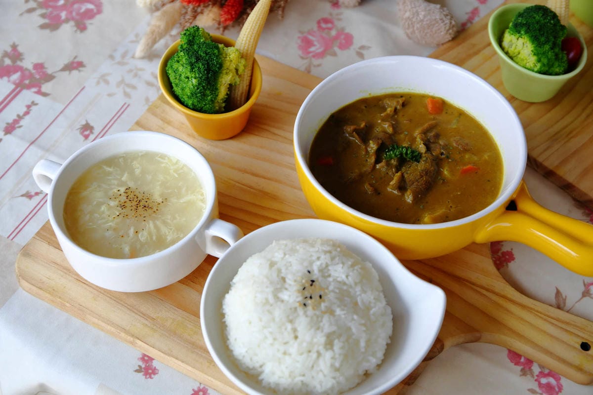 【食。苗栗】青松自在〜苗栗景觀餐廳。庭院×草皮×沙坑，適合遛孩子及毛小孩，有溫度家庭溫馨感的咖啡廳