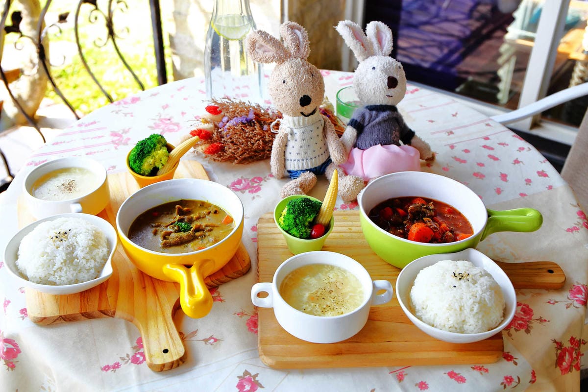 【食。苗栗】青松自在〜苗栗景觀餐廳。庭院×草皮×沙坑，適合遛孩子及毛小孩，有溫度家庭溫馨感的咖啡廳