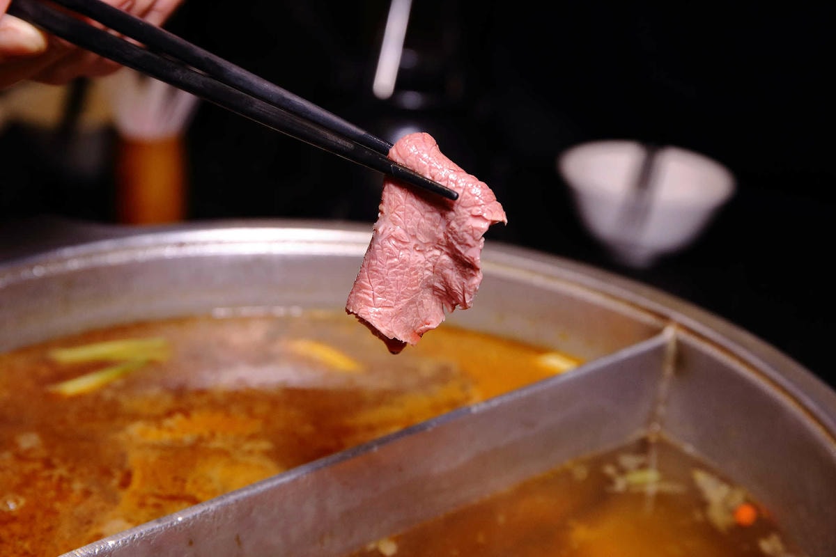 【食。台北】赤哥汕頭火鍋-台北松江總店〜有夠狂!沙茶火鍋要這樣吃啊!日本A5和牛,每一口都是幸福的頂級食材來囉〜