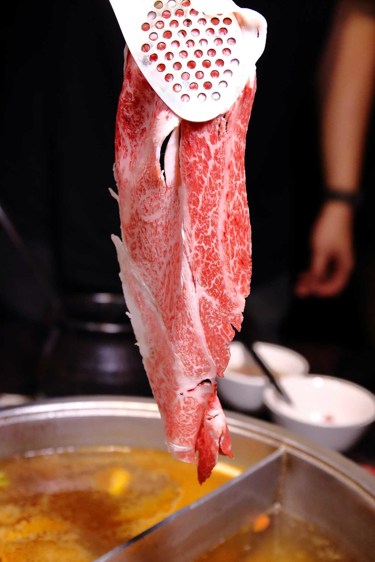 【食。台北】赤哥汕頭火鍋-台北松江總店〜有夠狂!沙茶火鍋要這樣吃啊!日本A5和牛,每一口都是幸福的頂級食材來囉〜