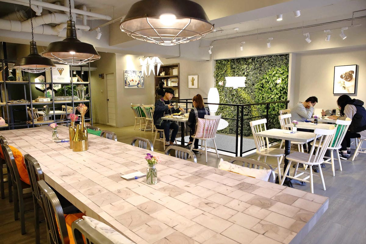 【食。桃園】Piepai Cafe’〜好好拍景點餐廳推薦。超美的室內花草植物牆，網美新打卡熱點！彩虹甜點，美到捨不得吃！(已歇業)