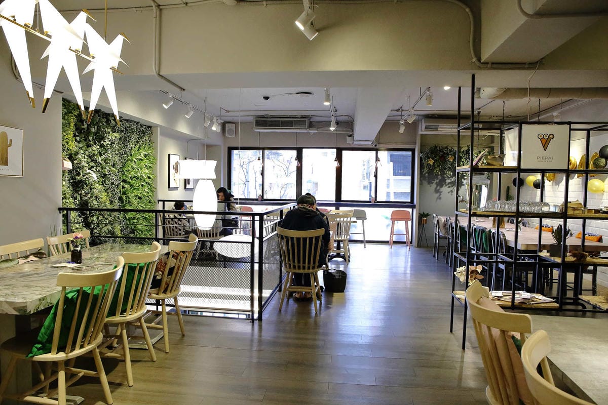【食。桃園】Piepai Cafe’〜好好拍景點餐廳推薦。超美的室內花草植物牆，網美新打卡熱點！彩虹甜點，美到捨不得吃！(已歇業)