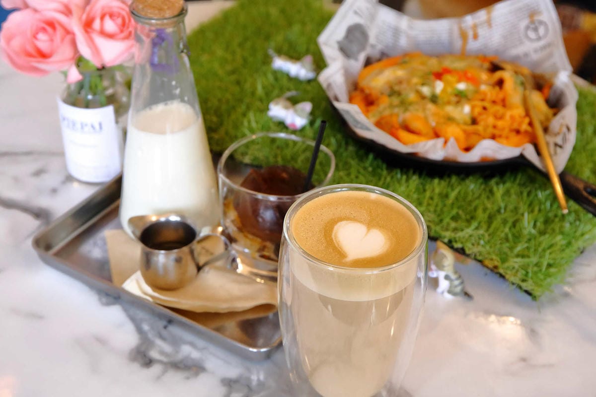 【食。桃園】Piepai Cafe’〜好好拍景點餐廳推薦。超美的室內花草植物牆，網美新打卡熱點！彩虹甜點，美到捨不得吃！(已歇業)