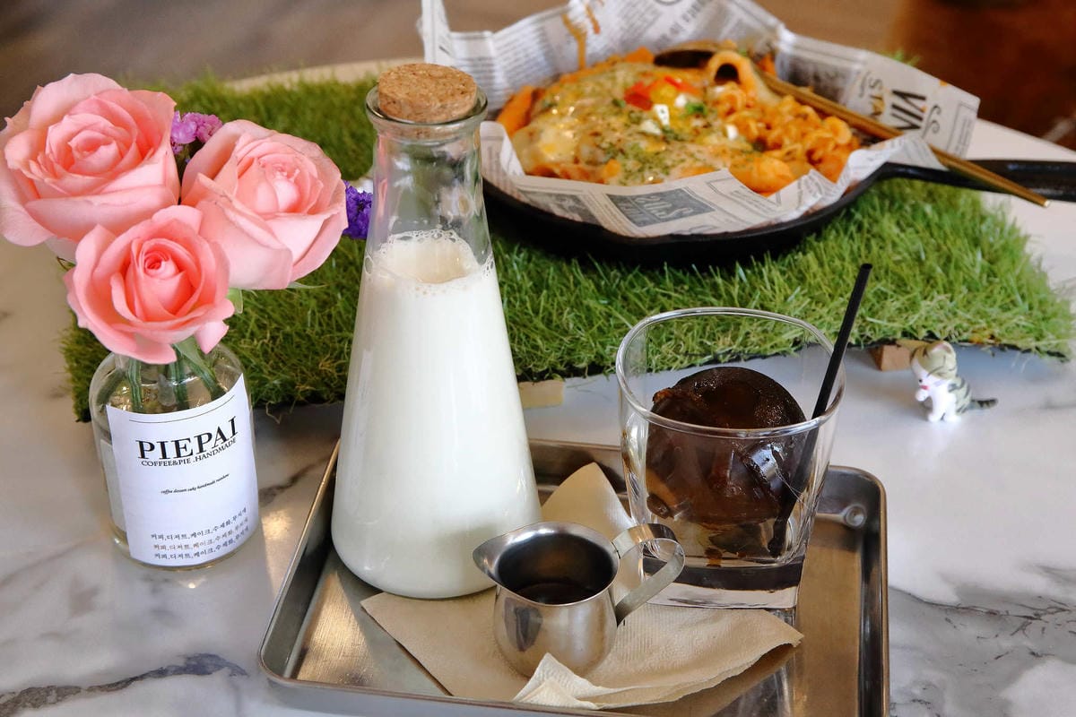 【食。桃園】Piepai Cafe’〜好好拍景點餐廳推薦。超美的室內花草植物牆，網美新打卡熱點！彩虹甜點，美到捨不得吃！(已歇業)