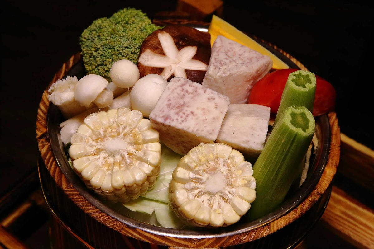 【食。中和】澎湖蒸鱻蒸氣火鍋〜中永和火鍋。超夯海鮮塔蒸氣火鍋來了,現撈波士頓龍蝦,活跳跳生猛海鮮,尚青ㄟ!(已歇業)