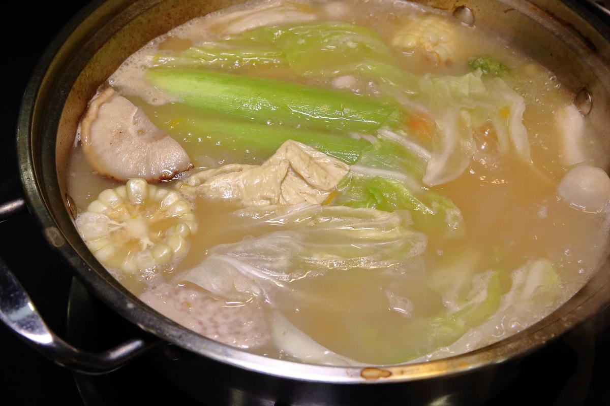 【食。中和】澎湖蒸鱻蒸氣火鍋〜中永和火鍋。超夯海鮮塔蒸氣火鍋來了,現撈波士頓龍蝦,活跳跳生猛海鮮,尚青ㄟ!(已歇業)