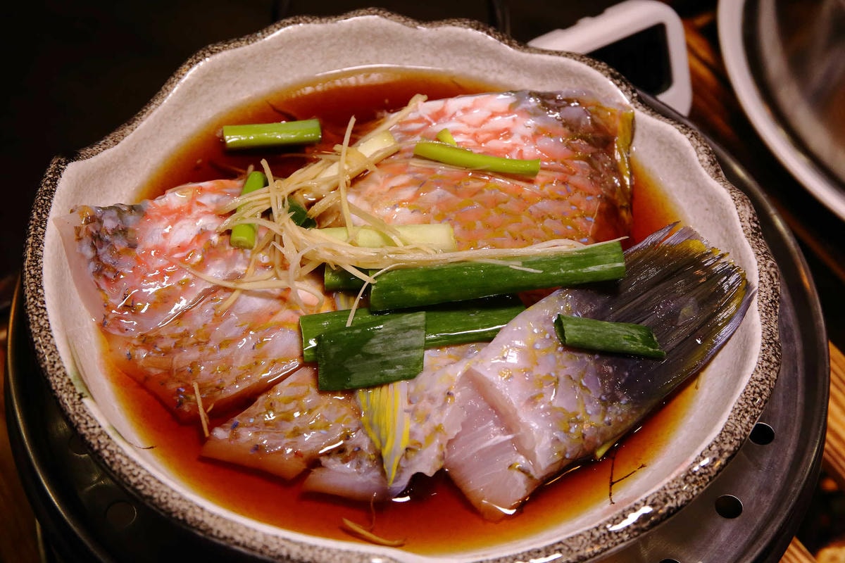 【食。中和】澎湖蒸鱻蒸氣火鍋〜中永和火鍋。超夯海鮮塔蒸氣火鍋來了,現撈波士頓龍蝦,活跳跳生猛海鮮,尚青ㄟ!(已歇業)