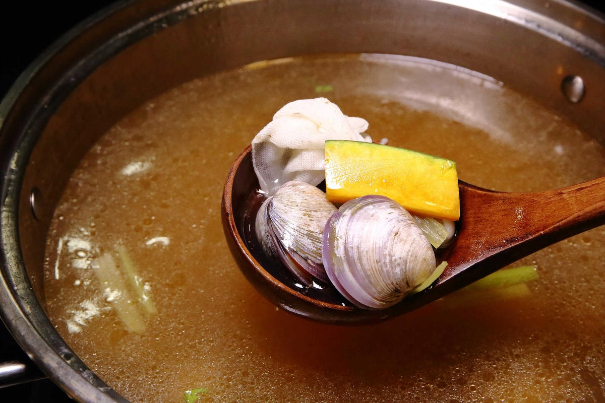 【食。中和】澎湖蒸鱻蒸氣火鍋〜中永和火鍋。超夯海鮮塔蒸氣火鍋來了,現撈波士頓龍蝦,活跳跳生猛海鮮,尚青ㄟ!(已歇業)