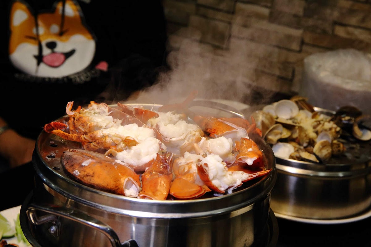 【食。中和】澎湖蒸鱻蒸氣火鍋〜中永和火鍋。超夯海鮮塔蒸氣火鍋來了,現撈波士頓龍蝦,活跳跳生猛海鮮,尚青ㄟ!(已歇業)