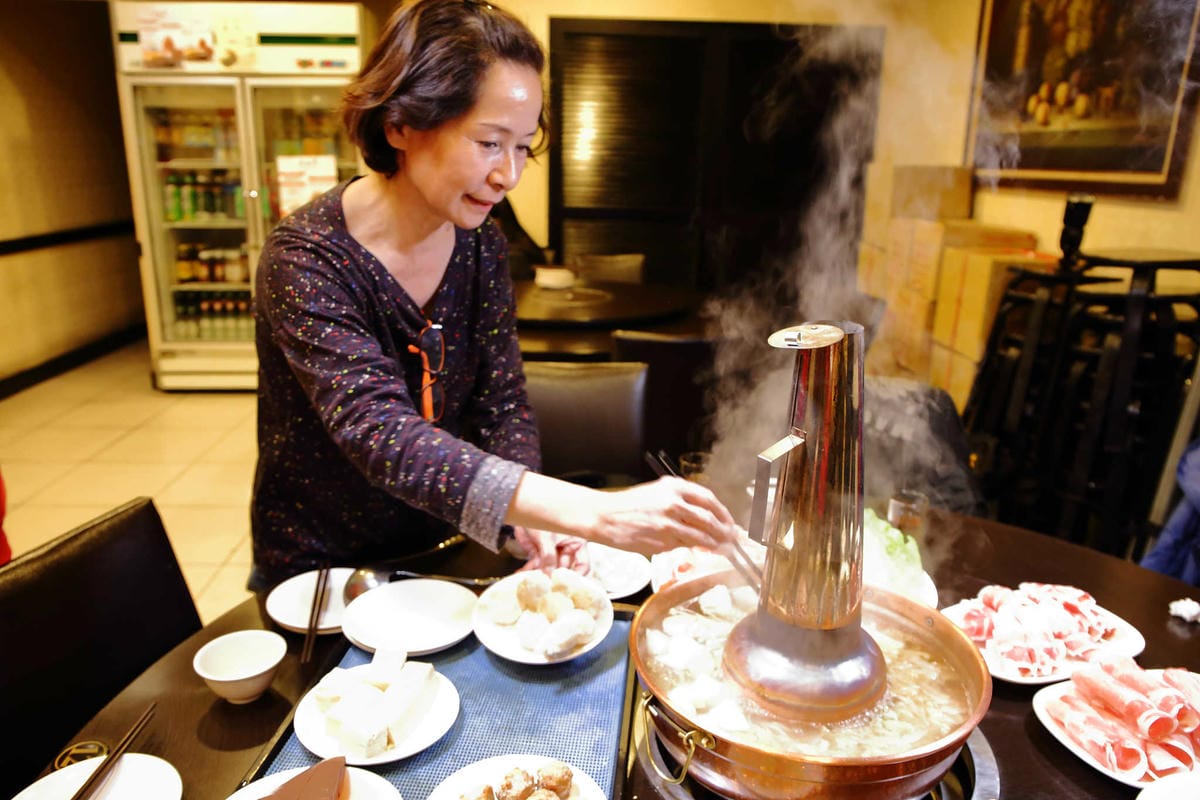 【食。新店】老蔣的家鄉味〜來自東北正宗炭火酸菜白肉火鍋，沸騰著，連老饕也無法抗拒！