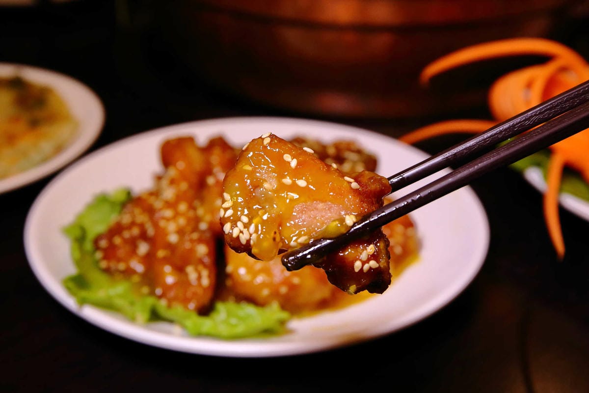 【食。新店】老蔣的家鄉味〜來自東北正宗炭火酸菜白肉火鍋，沸騰著，連老饕也無法抗拒！