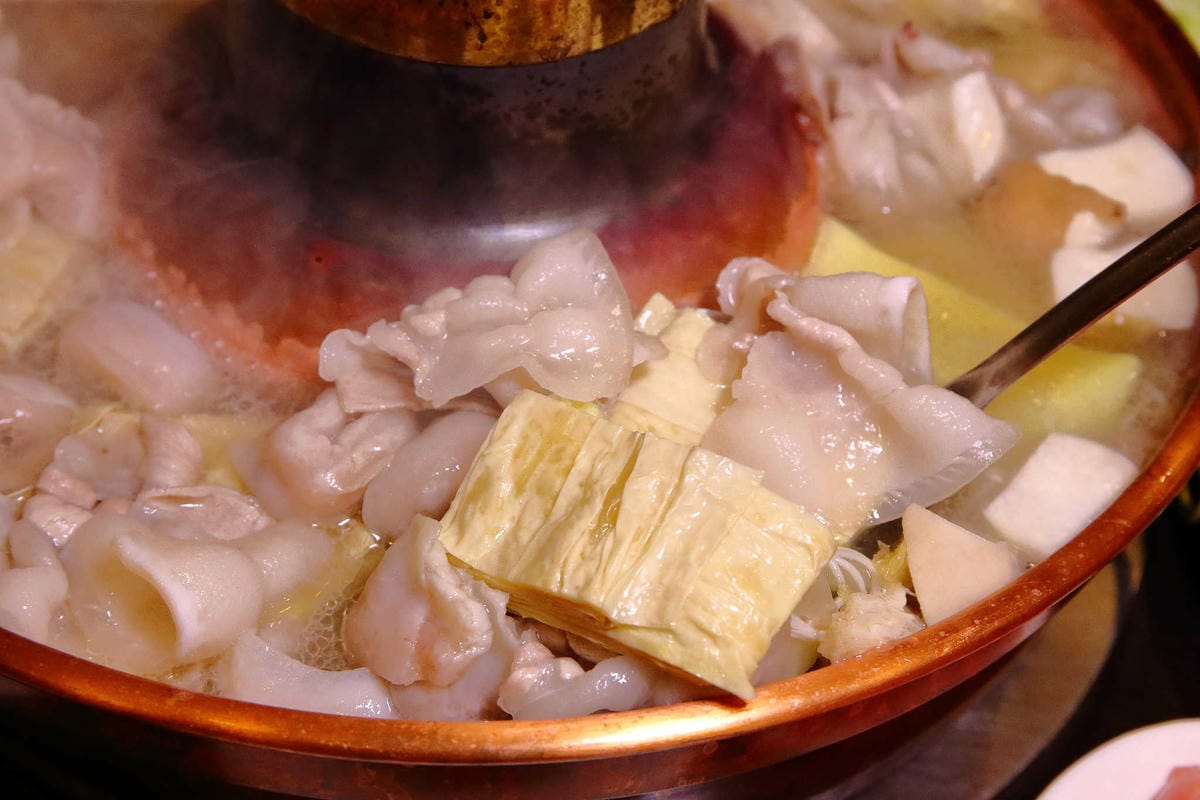 【食。新店】老蔣的家鄉味〜來自東北正宗炭火酸菜白肉火鍋，沸騰著，連老饕也無法抗拒！