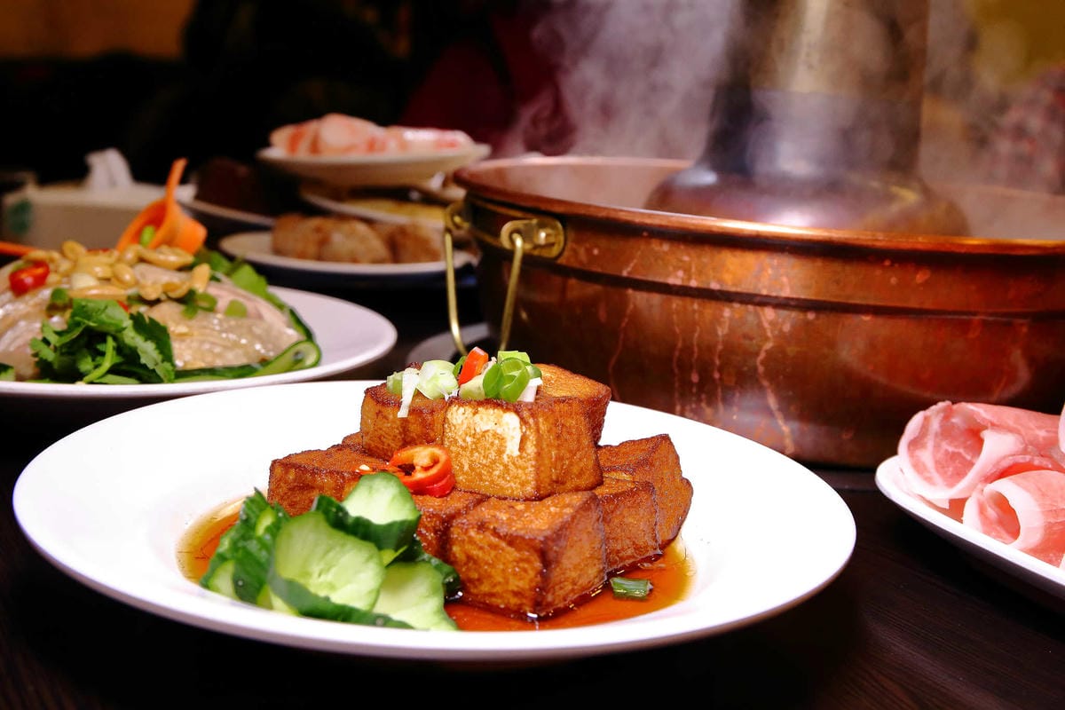 【食。新店】老蔣的家鄉味〜來自東北正宗炭火酸菜白肉火鍋，沸騰著，連老饕也無法抗拒！