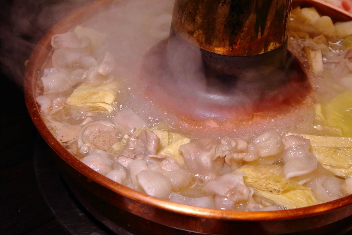 【食。新店】老蔣的家鄉味〜來自東北正宗炭火酸菜白肉火鍋，沸騰著，連老饕也無法抗拒！