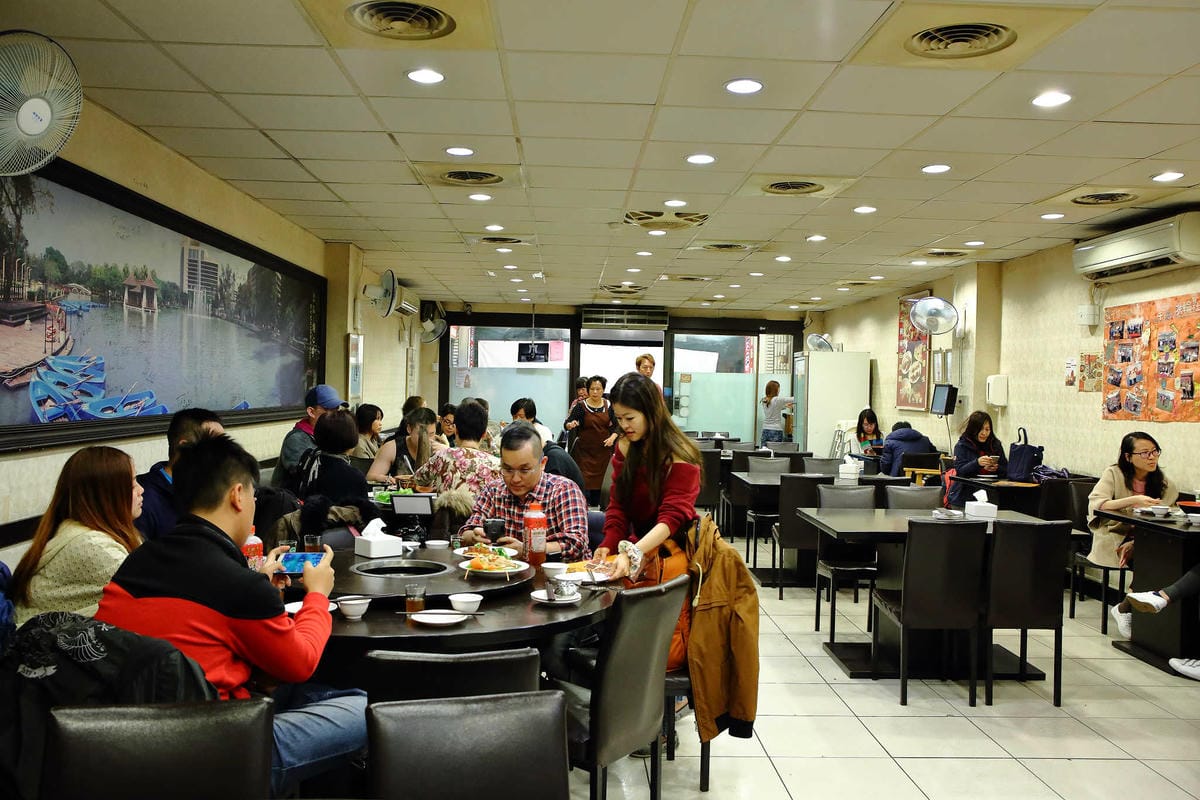 【食。新店】老蔣的家鄉味〜來自東北正宗炭火酸菜白肉火鍋，沸騰著，連老饕也無法抗拒！