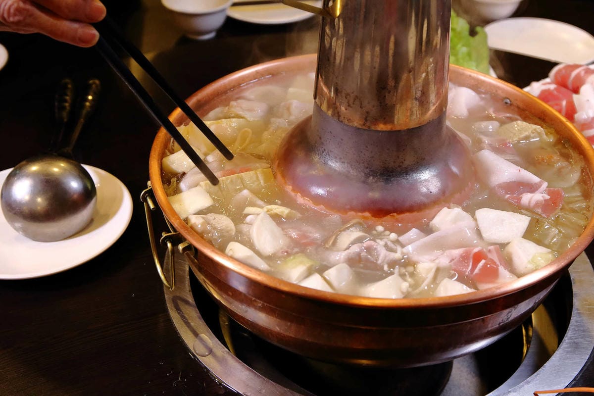 【食。新店】老蔣的家鄉味〜來自東北正宗炭火酸菜白肉火鍋，沸騰著，連老饕也無法抗拒！