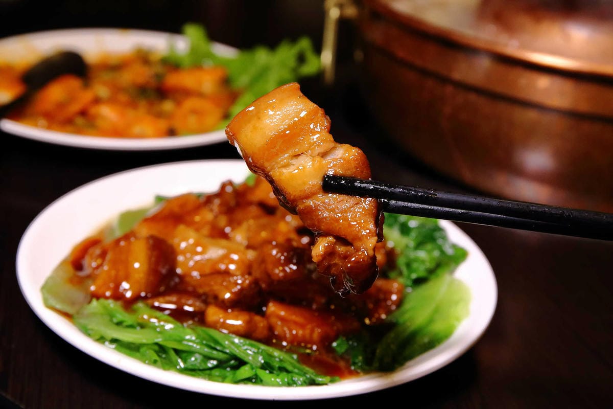 【食。新店】老蔣的家鄉味〜來自東北正宗炭火酸菜白肉火鍋，沸騰著，連老饕也無法抗拒！