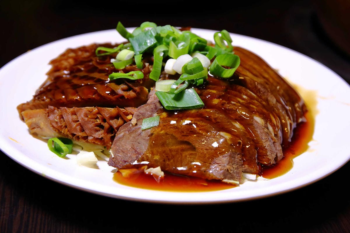 【食。新店】老蔣的家鄉味〜來自東北正宗炭火酸菜白肉火鍋，沸騰著，連老饕也無法抗拒！