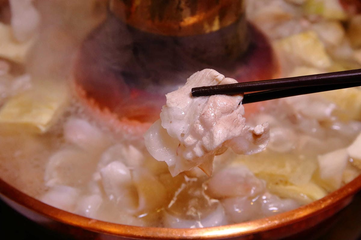 【食。新店】老蔣的家鄉味〜來自東北正宗炭火酸菜白肉火鍋，沸騰著，連老饕也無法抗拒！