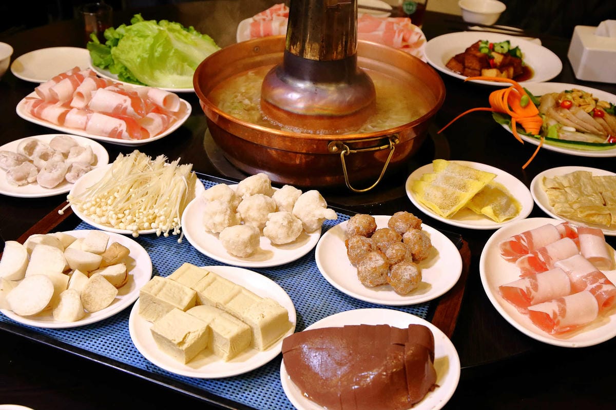 【食。新店】老蔣的家鄉味〜來自東北正宗炭火酸菜白肉火鍋，沸騰著，連老饕也無法抗拒！