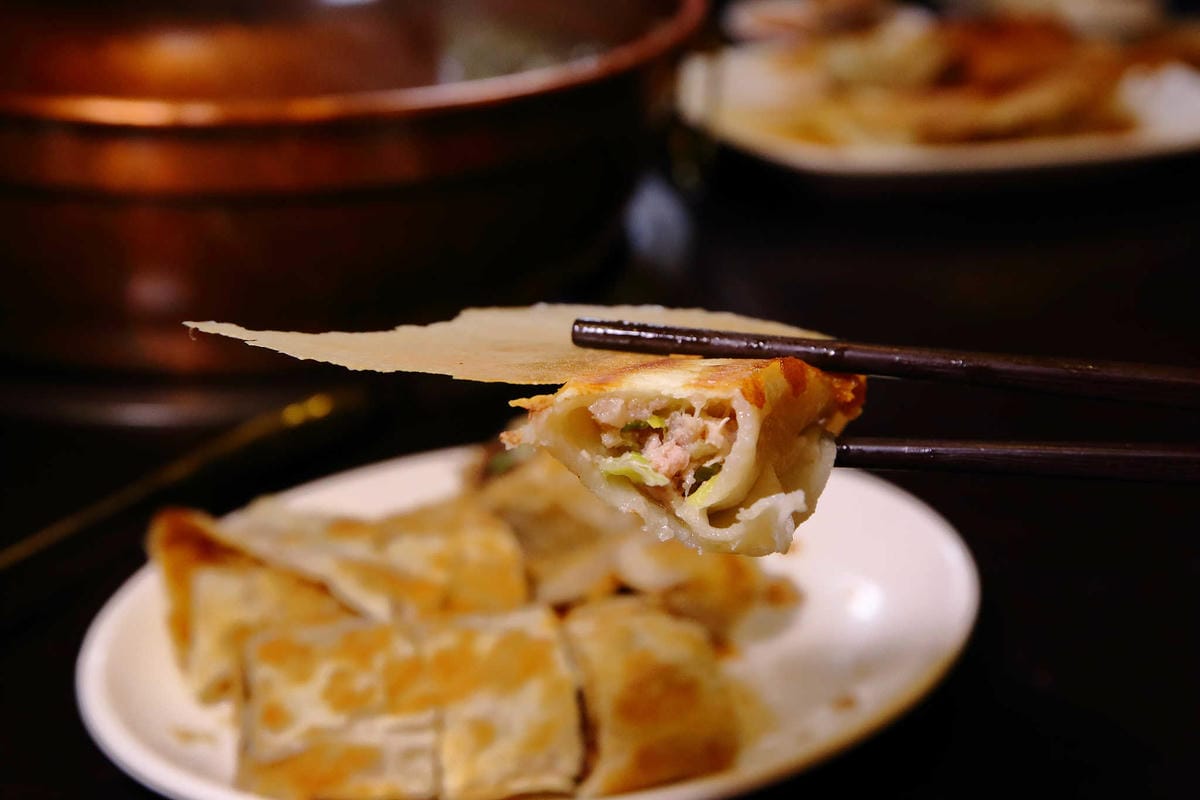 【食。新店】老蔣的家鄉味〜來自東北正宗炭火酸菜白肉火鍋，沸騰著，連老饕也無法抗拒！