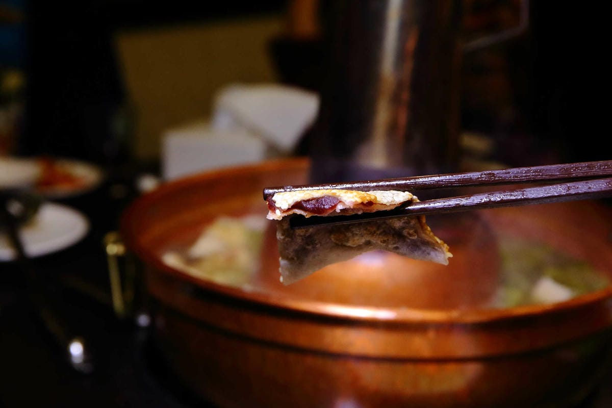 【食。新店】老蔣的家鄉味〜來自東北正宗炭火酸菜白肉火鍋，沸騰著，連老饕也無法抗拒！