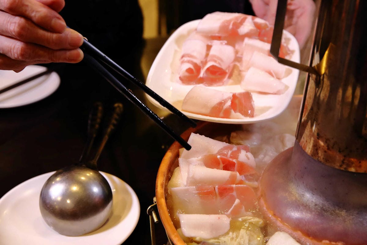 【食。新店】老蔣的家鄉味〜來自東北正宗炭火酸菜白肉火鍋，沸騰著，連老饕也無法抗拒！