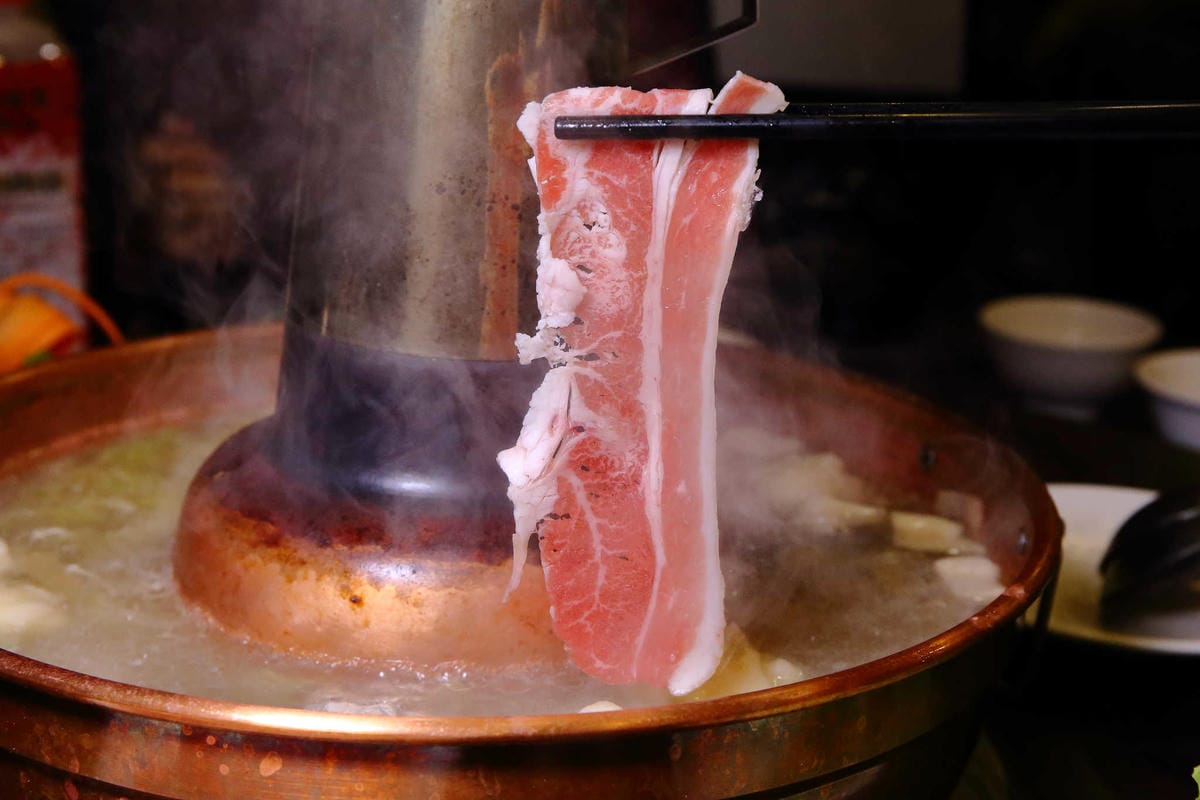 【食。新店】老蔣的家鄉味〜來自東北正宗炭火酸菜白肉火鍋，沸騰著，連老饕也無法抗拒！