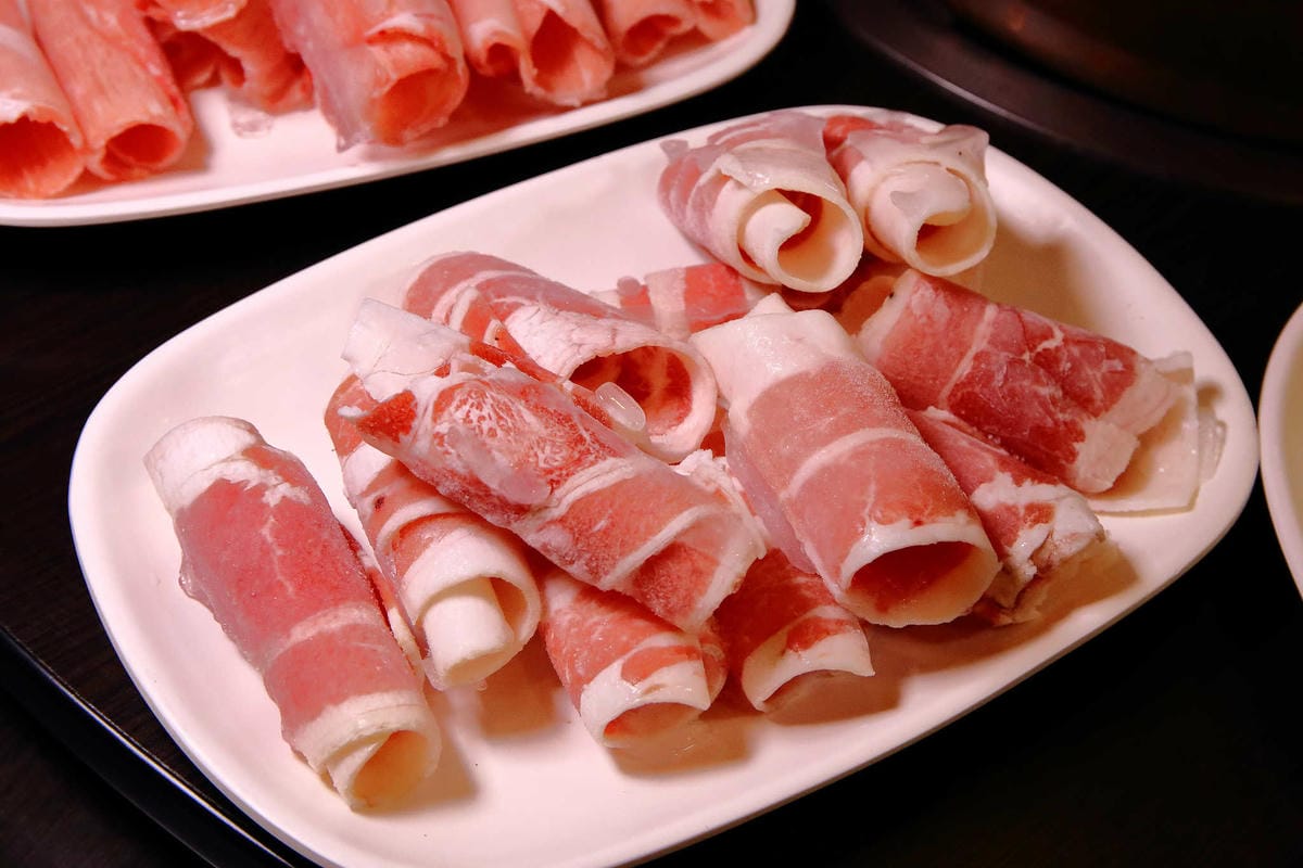 【食。新店】老蔣的家鄉味〜來自東北正宗炭火酸菜白肉火鍋，沸騰著，連老饕也無法抗拒！