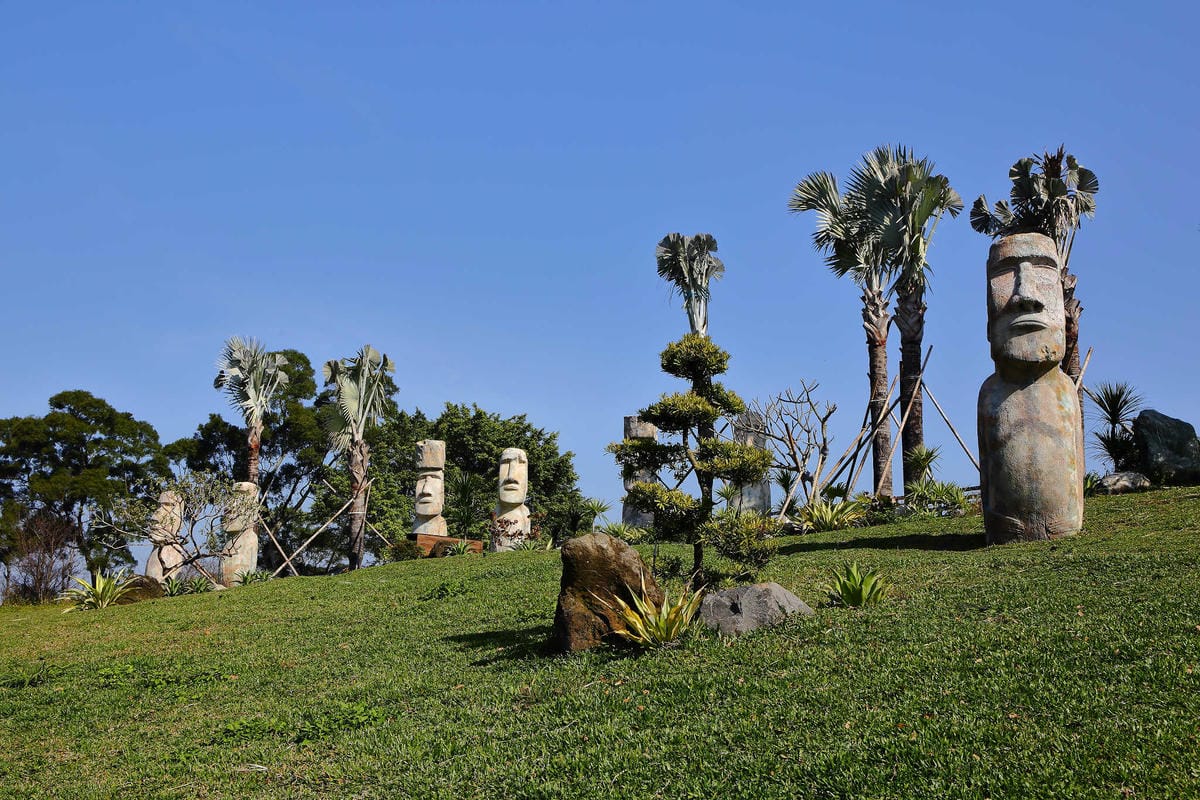 【遊。桃園】大溪花海農場〜打卡景點。復活節島的摩艾石像，帶毛小孩入花田賞花玩耍