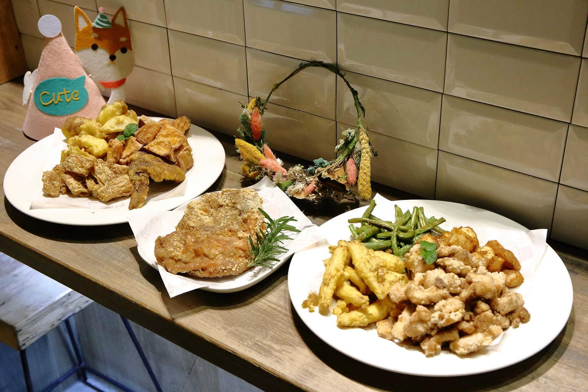 【食。新莊】噴汁炸雞 新莊店〜新莊噴汁炸雞推薦。非常犯規的噴汁炸雞,宵夜邪惡首選!