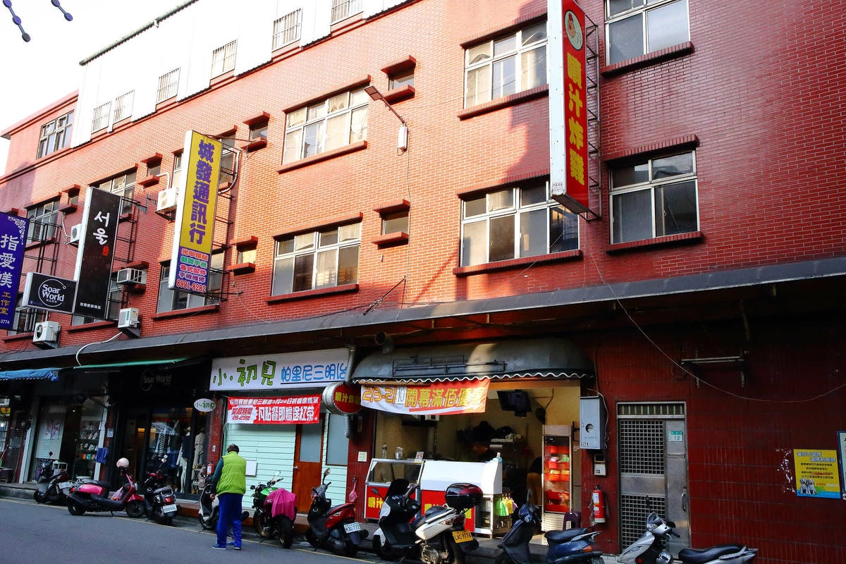 【食。新莊】噴汁炸雞 新莊店〜新莊噴汁炸雞推薦。非常犯規的噴汁炸雞,宵夜邪惡首選!