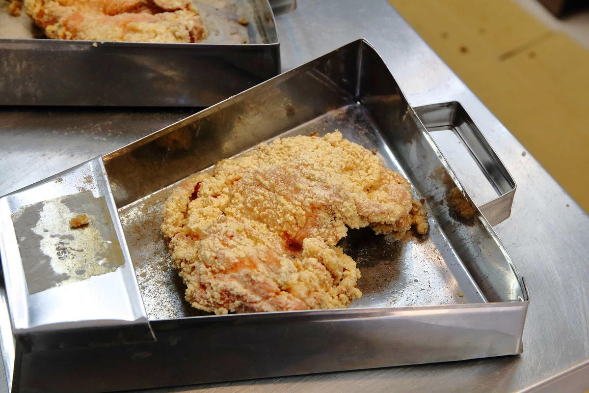 【食。新莊】噴汁炸雞 新莊店〜新莊噴汁炸雞推薦。非常犯規的噴汁炸雞,宵夜邪惡首選!