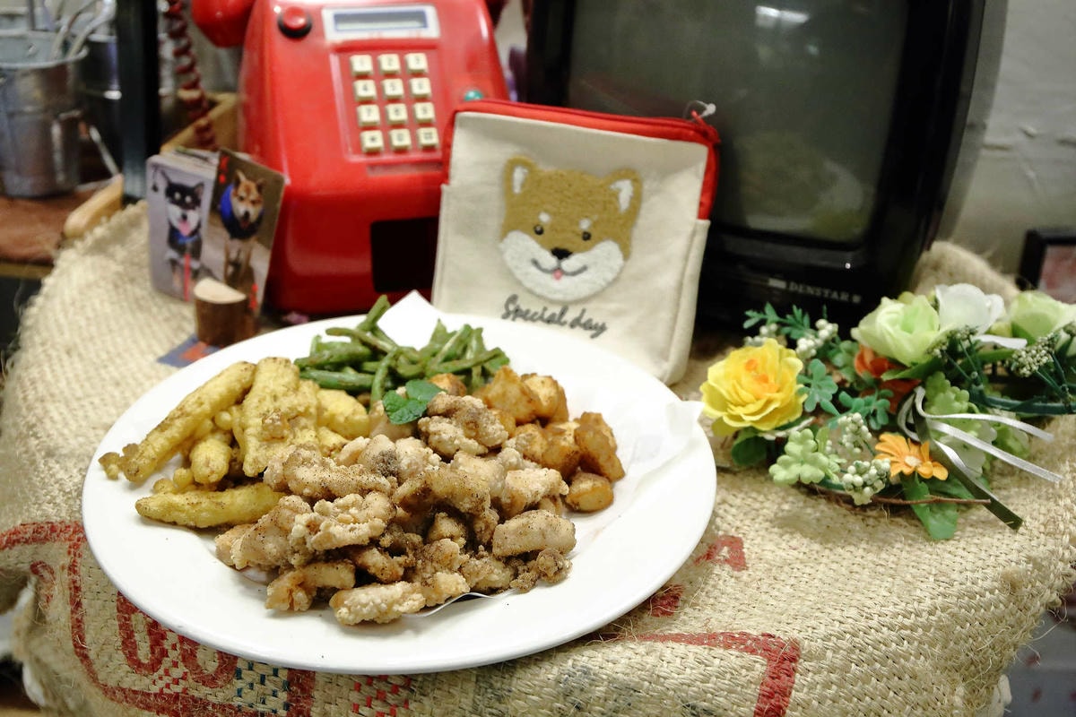 【食。新莊】噴汁炸雞 新莊店〜新莊噴汁炸雞推薦。非常犯規的噴汁炸雞,宵夜邪惡首選!