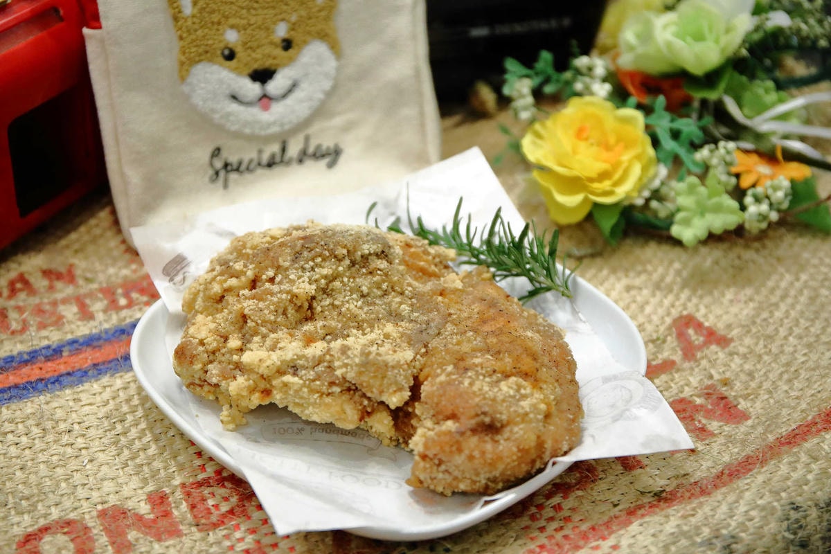 【食。新莊】噴汁炸雞 新莊店〜新莊噴汁炸雞推薦。非常犯規的噴汁炸雞,宵夜邪惡首選!