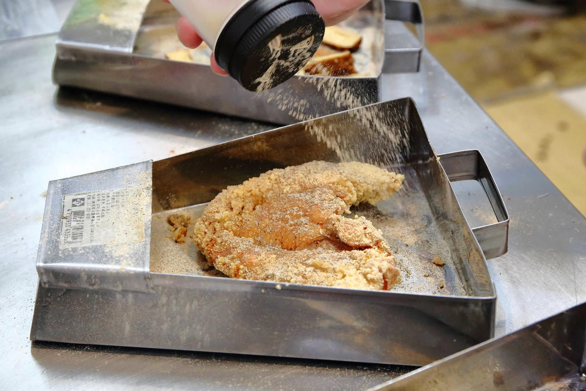 【食。新莊】噴汁炸雞 新莊店〜新莊噴汁炸雞推薦。非常犯規的噴汁炸雞,宵夜邪惡首選!