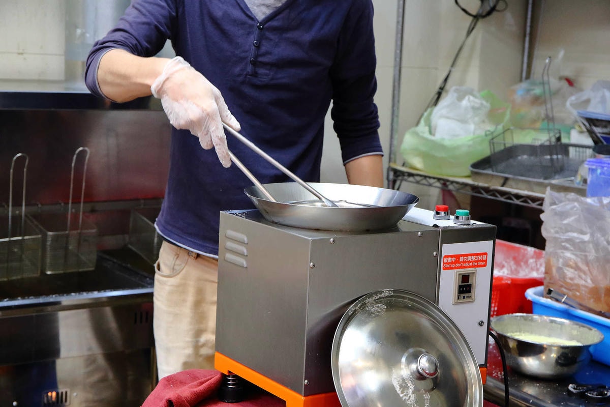 【食。新莊】噴汁炸雞 新莊店〜新莊噴汁炸雞推薦。非常犯規的噴汁炸雞,宵夜邪惡首選!